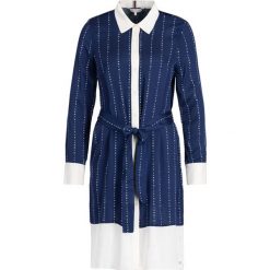 Sukienka koszulowa TOMMY HILFIGER WW0WW25329. Niebieskie sukienki damskie TOMMY HILFIGER, na co dzień, bez wzorów, z wiskozy, z koszulowym kołnierzykiem, bez rękawów, proste. W wyprzedaży za 509,00 zł.