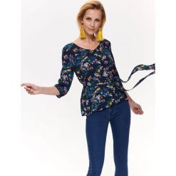 Bluzka kopertowa w kwiatowy wzór. Bluzki damskie Top Secret, w kwiaty, z tkaniny, z dekoltem w serek, bez rękawów. W wyprzedaży za 29,99 zł.