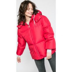 Tommy Hilfiger - Kurtka puchowa Ivan. Czerwone kurtki damskie TOMMY HILFIGER, s, bez wzorów, z bawełny, krótkie, bez kaptura. W wyprzedaży za 799,90 zł.