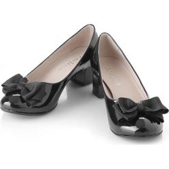 3za2 SKÓRA POLSKIE CZÓŁENKA CZARNE ELEGANCJA. Czarne czółenka damskie CALZADO, bez wzorów, ze skóry, bez obcasa. W wyprzedaży za 179,99 zł.