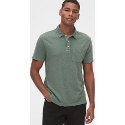 Koszulka polo w kolorze zielonym. Zielone koszulki męskie Gap Men, xxl, bez wzorów, z bawełny, polo, bez rękawów. W wyprzedaży za 65,95 zł.