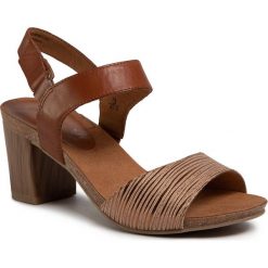 Sandały CAPRICE - 9-28318-24 Cognac Comb 313. Pomarańczowe klapki damskie Caprice, bez wzorów, ze skóry ekologicznej, bez obcasa, na obcasie. W wyprzedaży za 209,00 zł.