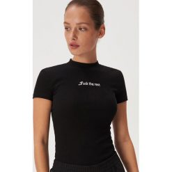 Czarny t-shirt z haftowanym napisem - Czarny. Czarne t-shirty damskie Sinsay, s, z haftami. W wyprzedaży za 9,99 zł.