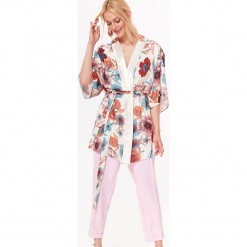 ŻAKIET TYPU KIMONO W KWIATOWY WZÓR, Z PASEM. Białe żakiety damskie Top Secret, w kwiaty. W wyprzedaży za 59,99 zł.