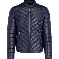 Kurtka puchowa Guess M94L05 WC270. Niebieskie kurtki męskie Guess, m, z aplikacjami, ze skóry ekologicznej, bez kaptura. W wyprzedaży za 419,00 zł.