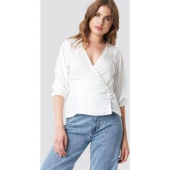 MANGO Bluzka Oahu - White. Białe bluzki damskie marki Mango, bez wzorów, z materiału, bez kołnierzyka, bez rękawów. Za 141,95 zł.