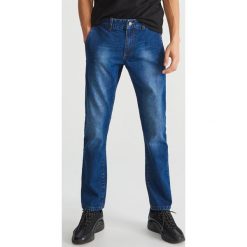 Jeansy regular fit - Granatowy. Białe jeansy męskie regular marki Reserved, l. Za 129,99 zł.