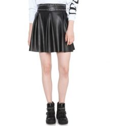 Guess Freda Spódnica Czarny. Czarne spódniczki damskie Guess, z aplikacjami, z materiału. Za 404,95 zł.