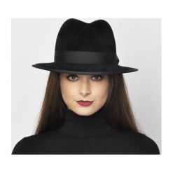 Kapelusz damski welurowy SIMONA. Czarne kapelusze damskie HATFACTORY, bez wzorów, z weluru, eleganckie. Za 320,00 zł.