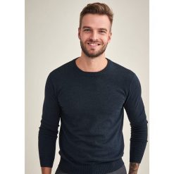Sweter w kolorze ciemoniebieskim. Niebieskie swetry męskie TATUUM, m, bez wzorów, z bawełny, z okrągłym kołnierzem, bez kaptura. W wyprzedaży za 92,95 zł.
