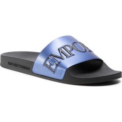 Klapki EMPORIO ARMANI - X4PS04 XM291 M594 Black/Blue Metal/Blk. Niebieskie klapki męskie Emporio Armani, z tworzywa sztucznego, bez zapięcia. W wyprzedaży za 179,00 zł.
