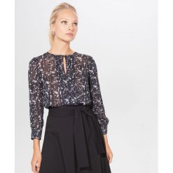 Wiskozowa bluzka w kwiaty - Czarny. Czarne bluzki damskie Mohito, w kwiaty, z wiskozy, bez kołnierzyka, bez rękawów. W wyprzedaży za 59,99 zł.