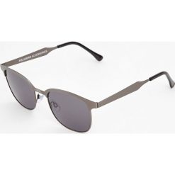 Okulary przeciwsłoneczne w metalowej oprawce. Szare okulary przeciwsłoneczne męskie Pull&Bear. Za 59,90 zł.
