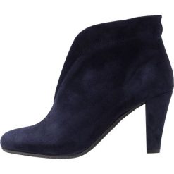 Carvela Comfort RIDA Ankle boot navy. Niebieskie botki damskie marki Carvela Comfort, ze skóry, bez obcasa, bez zapięcia. Za 669,00 zł.