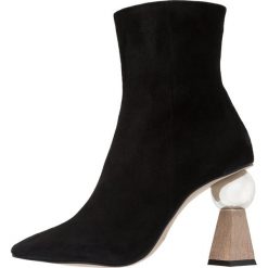 Topshop HEXAGON SCULPTRE Botki na obcasie black. Czarne botki damskie marki Topshop, ze skóry, bez obcasa, na obcasie, bez zapięcia. Za 509,00 zł.