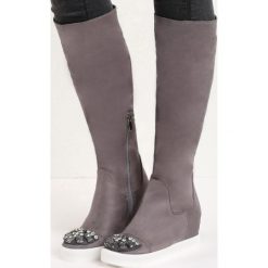 Szare Kozaki Diamond Eyes. Szare buty zimowe damskie marki Born2be, z materiału, z okrągłym noskiem, na niskim obcasie, na koturnie. Za 74,99 zł.