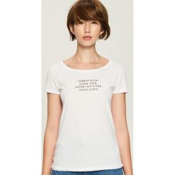 Bawełniany t-shirt z napisem - Biały. Białe t-shirty damskie Sinsay, l, z napisami, z bawełny. Za 19,99 zł.
