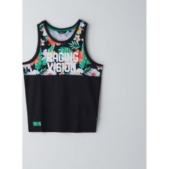 Koszulka tank top z napisem - Czarny. Czarne koszulki męskie Cropp, s, z napisami, bez kołnierzyka, bez rękawów. W wyprzedaży za 27,99 zł.