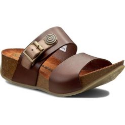 Klapki DR. BRINKMANN - 700959 Braun 2. Pomarańczowe klapki damskie Dr. Brinkmann, bez wzorów, ze skóry, bez obcasa, na obcasie. W wyprzedaży za 149,00 zł.