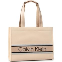Torebka CALVIN KLEIN - Stripe Logo Tote Md K60K606299 TD1. Brązowe torebki klasyczne damskie Calvin Klein, bez wzorów, ze skóry ekologicznej, klasyczne, na ramię, bez dodatków. W wyprzedaży za 449,00 zł.
