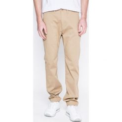 Levi's - Spodnie. Brązowe chinosy męskie marki Levi's®, s, z elastanu. W wyprzedaży za 229,90 zł.