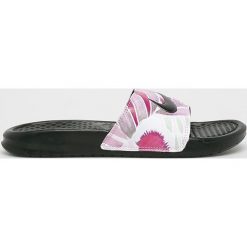 Nike Sportswear - Klapki. Czarne klapki damskie Nike Sportswear, bez wzorów, z materiału, bez obcasa, na płaskiej podeszwie. W wyprzedaży za 114,90 zł.