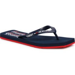 Japonki TOMMY JEANS - Square Toe Beach Sandal EN0EN00916 Twilight Navy C87. Niebieskie klapki damskie Tommy Jeans, bez wzorów, z jeansu, bez obcasa. Za 139,00 zł.