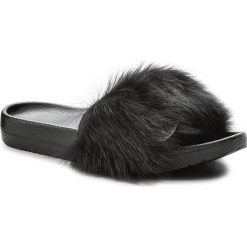 Klapki UGG - W Royale 1018875 W/Black. Czarne klapki damskie Ugg, bez wzorów, ze skóry, bez obcasa. Za 549,00 zł.