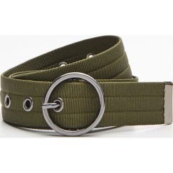 Materiałowy pasek z klamrą - Khaki. Brązowe paski damskie Cropp, w paski, z tkaniny. Za 29,99 zł.