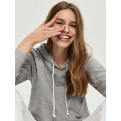 Bluza z kapturem - Jasny szar. Szare bluzy z kapturem damskie marki Sinsay, l. Za 59,99 zł.