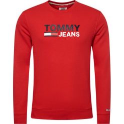 Bluza Tommy Jeans Tjm Corp Logo Crew DM0DM07930. Czerwone bluzy męskie Tommy Jeans, m, bez wzorów, z bawełny, bez kołnierzyka, bez rękawów, bez kaptura. Za 389,00 zł.
