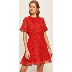 Tommy Jeans - Sukienka. Czerwone sukienki damskie Tommy Jeans, na co dzień, s, bez wzorów, z poliesteru, casualowe, z okrągłym kołnierzem, z krótkim rękawem, krótkie, mini, rozkloszowane. Za 449,90 zł.