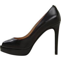 MICHAEL Michael Kors ERIKA PLATFORM Szpilki bez palców black. Czarne czółenka damskie MICHAEL Michael Kors, bez wzorów, ze skóry ekologicznej, z otwartym noskiem, bez obcasa, na szpilce, bez zapięcia. Za 669,00 zł.
