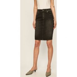 Tommy Jeans - Spódnica. Czarne spódniczki damskie Tommy Jeans, na co dzień, bez wzorów, z elastanu, casualowe, z podwyższonym stanem, midi, ołówkowe. Za 399,90 zł.