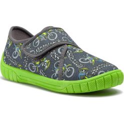 Kapcie SUPERFIT - 4-00279-21 S Grau. Szare sandały chłopięce marki Superfit, z tworzywa sztucznego, bez zapięcia. Za 109,00 zł.