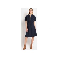Sukienka GOOD EVENING Deep Navy. Niebieskie sukienki damskie marki TRUE COLOR by Ann, na imprezę, na jesień, s, bez wzorów, z tkaniny, klasyczne, z klasycznym kołnierzykiem, z krótkim rękawem, krótkie, mini. Za 450,00 zł.