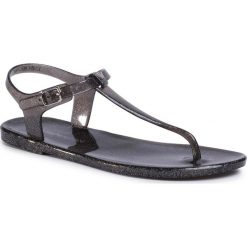 Sandały EMPORIO ARMANI - X3QS06 XL816 M603 Black/Glitter Silver. Szare klapki damskie Emporio Armani, bez wzorów, z tworzywa sztucznego, bez obcasa. W wyprzedaży za 229,00 zł.