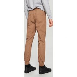Joggery męskie: Joggery regular fit – Beżowy