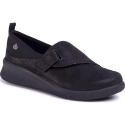 Półbuty CLARKS - Silian 2.0 Ease 261469694 Black Synthetic. Czarne półbuty damskie Clarks, na co dzień, bez wzorów, z tworzywa sztucznego, bez obcasa, na płaskiej podeszwie, bez zapięcia. Za 299,00 zł.