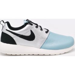 Nike Sportswear - Buty. Szare buty sportowe damskie marki Nike Sportswear, bez wzorów, ze skóry, sportowe. W wyprzedaży za 239,90 zł.