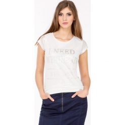 T-shirt z połyskiem i napisami. Szare t-shirty damskie marki Monnari, z napisami, z dekoltem na plecach. Za 47,60 zł.