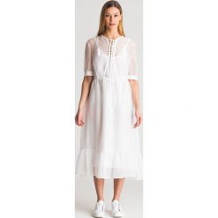 Biała zwiewna sukienka maxi. Białe sukienki damskie Emporio Armani, na imprezę, bez wzorów, z włoskim kołnierzykiem, z krótkim rękawem, krótkie, mini. Za 603,60 zł.