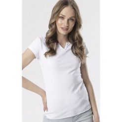 Biały T-shirt Mayanelle. Białe bluzki damskie Born2be, s, bez wzorów, z dzianiny, z okrągłym kołnierzem. Za 29,99 zł.