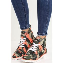 Pomarańczowe Traperki Moro Rani. Brązowe buty zimowe damskie Born2be, z materiału, z okrągłym noskiem, na obcasie, na sznurówki. Za 39,99 zł.