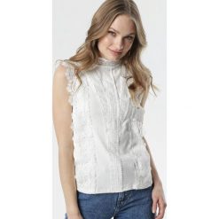 Biała Bluzka Cathryn. Białe bluzki damskie Born2be, s, w koronkowe wzory, z dzianiny, eleganckie, ze stójką, z krótkim rękawem. Za 79,99 zł.