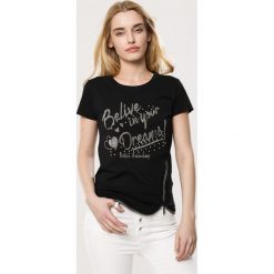 Czarny T-shirt Supportability. Czarne t-shirty damskie Born2be, xl, z aplikacjami, z dzianiny, klasyczne, z okrągłym kołnierzem. Za 39,99 zł.