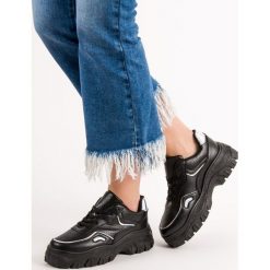 CZARNE SNEAKERSY Z EFEKTEM HOLO. Czarne trampki i tenisówki damskie SHELOVET, bez wzorów, bez zapięcia. Za 99,90 zł.