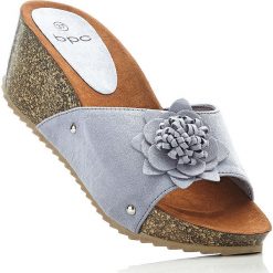 Klapki na koturnie bonprix niebieski gołębi. Niebieskie buty ślubne damskie marki bonprix, na koturnie. Za 34,99 zł.