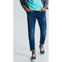 Jeansy carrot - Granatowy. Niebieskie jeansy męskie Cropp, m, bez wzorów. W wyprzedaży za 59,99 zł.