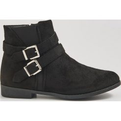 Czarne botki z klamrami - Czarny. Czarne botki damskie Sinsay, bez obcasa, na klamry. Za 59,99 zł.